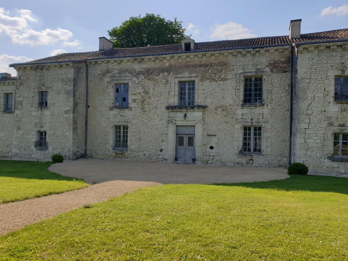 Domaine De Bourgville Monts-sur-Guesnes ภายนอก รูปภาพ