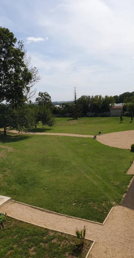 Domaine De Bourgville Monts-sur-Guesnes ภายนอก รูปภาพ